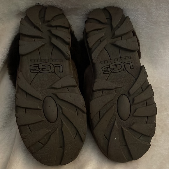 Womens Ugg size 6 gently used brown clogs - Picture 2 of 3